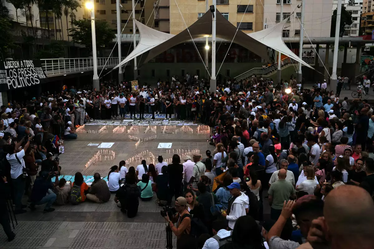 Manifestación pácifica en venezuela, cientos de venezolanos están reunidos en Caracas al rededor del emnsaje "Libertad y Paz" hech con velas escendidas.