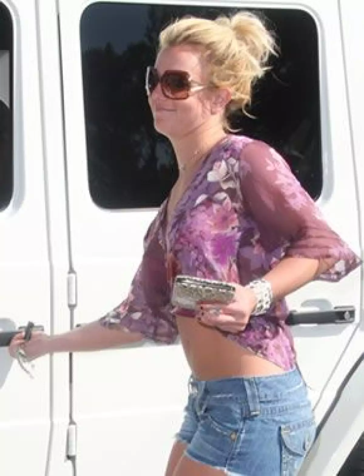 Aunque la cantante se ve delgada, la combinación de botas de invierno, mini shorts y ombliguera semi transparente definitivamente no fue la mejor opción.