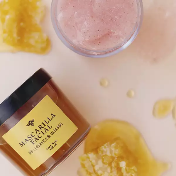 mascarilla-facial-abeja-reina-marca-mexicana-cuidado-personal-miel-orgánica-apícultura-productos-skincare-piel-belleza-linea-medio-ambiente-fuente-natural.jpg