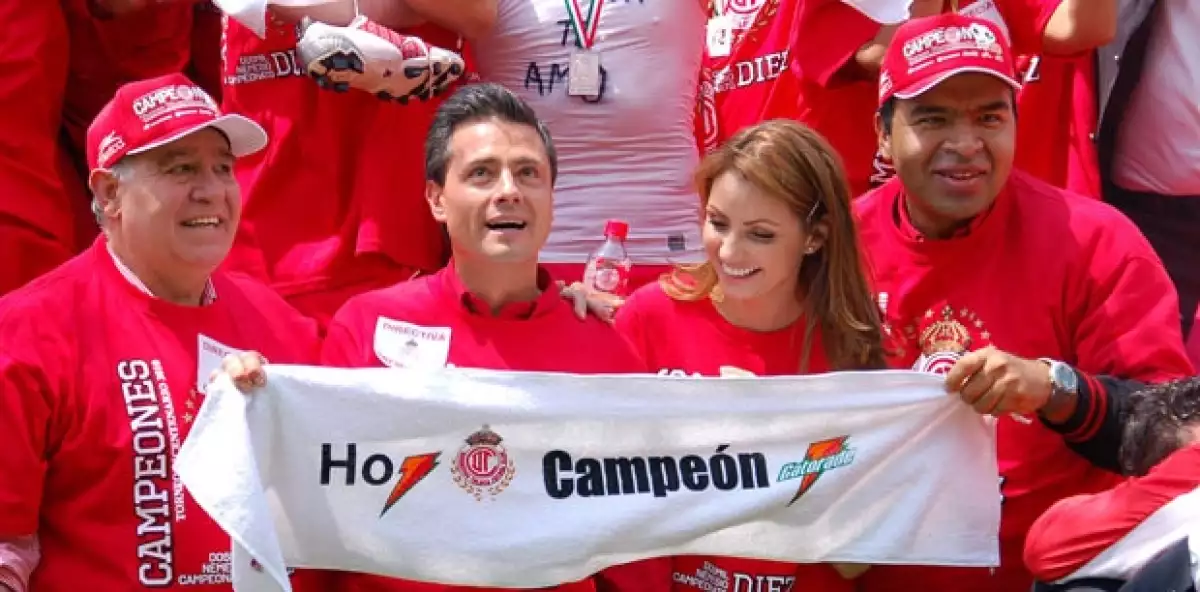 Los novios estuvieron atentos a la dramática serie de penales, donde su equipo se levantó de una desventaja de dos fallas para proclamarse campeón.