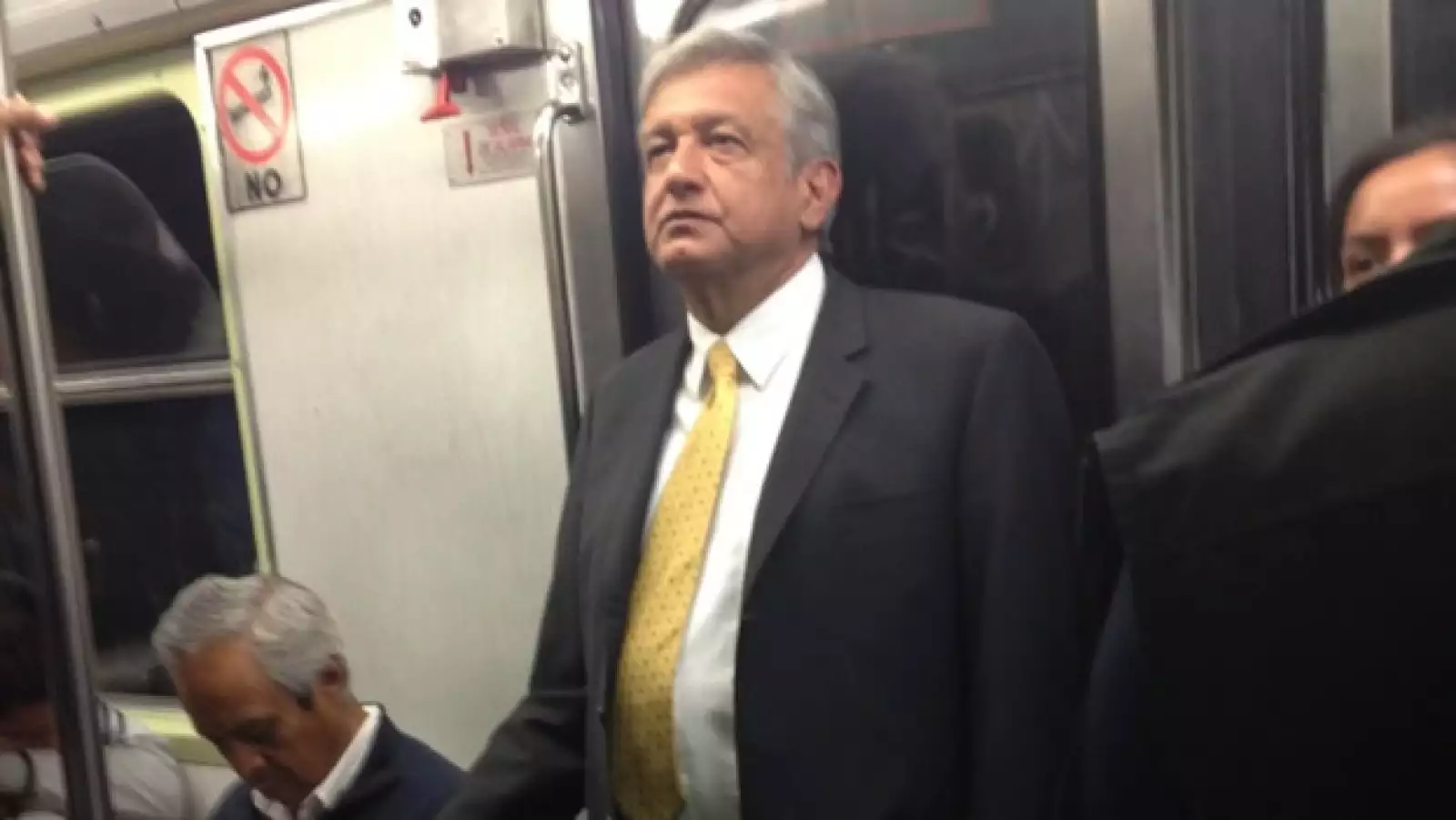amlo en el metro 2