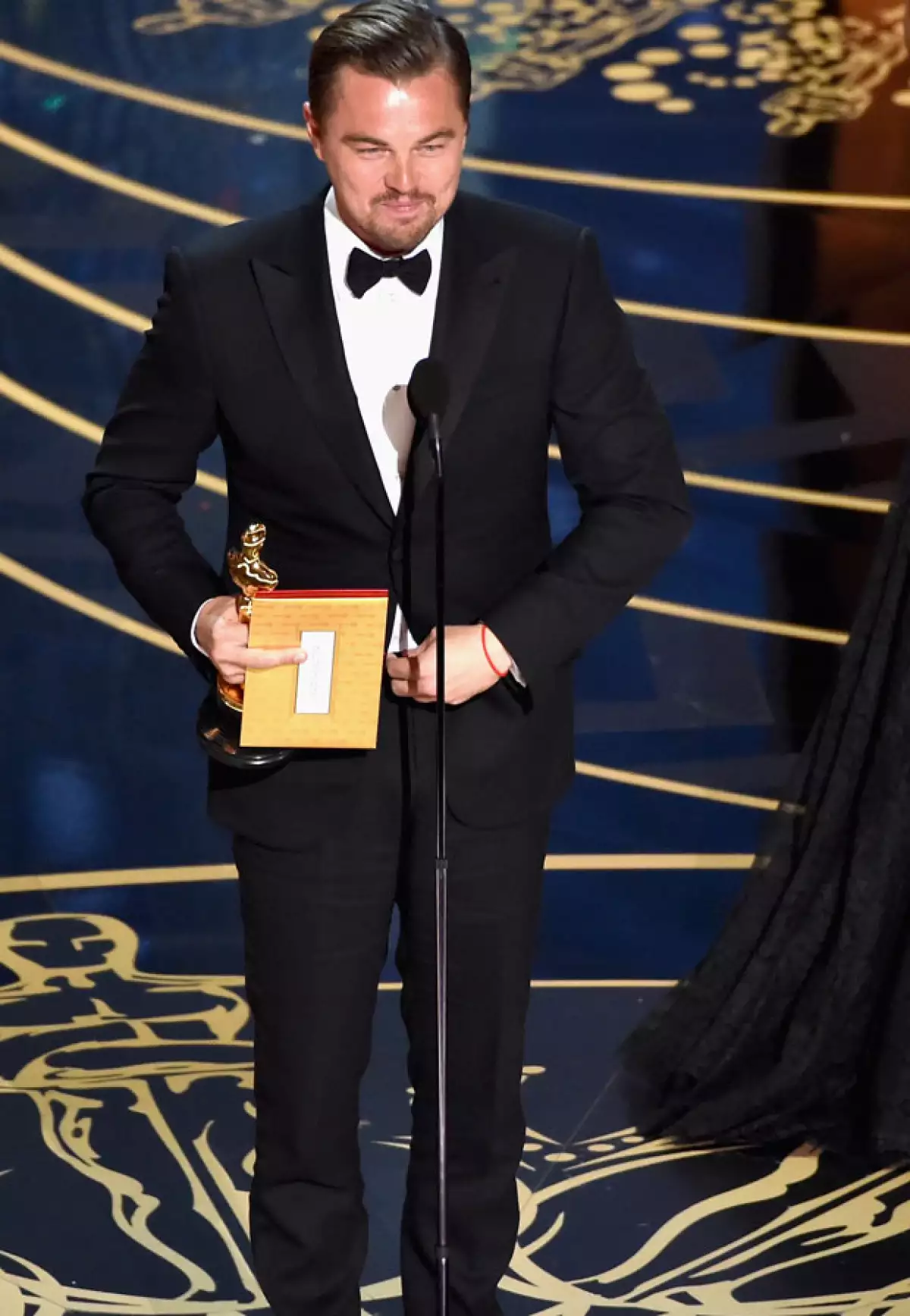 Con esto, el internet enloqueció pues pensó que Leo le estaba haciendo una grosería a la Academia por haberle dado un Oscar después de tantos años de carrera.