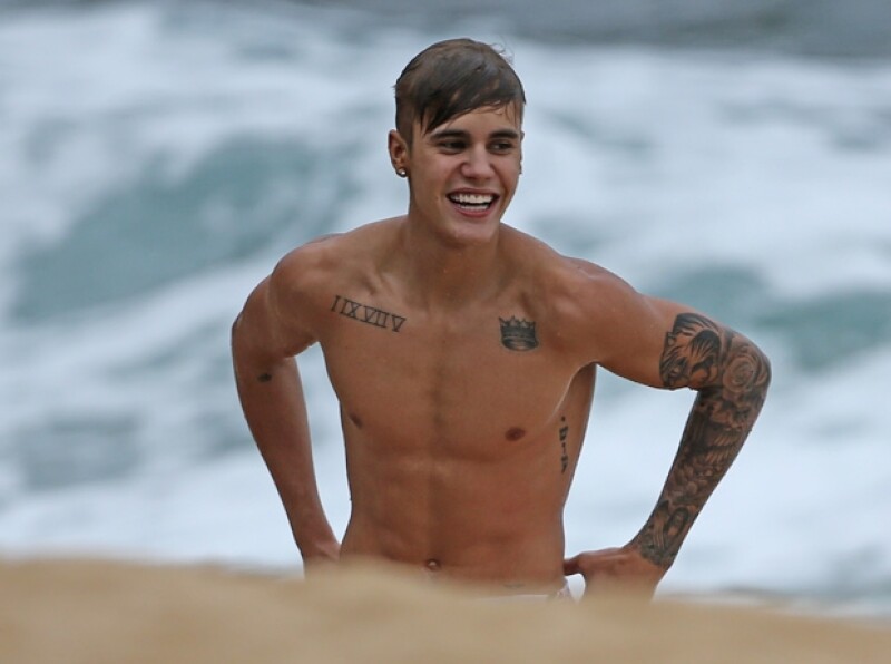No cabe duda que Bieber fue muy feliz por saltar de un peñasco.