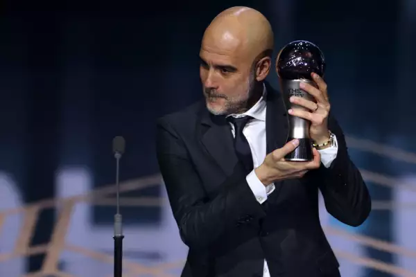 Pep Guardiola levanta el premio FIFA 2023 The Best