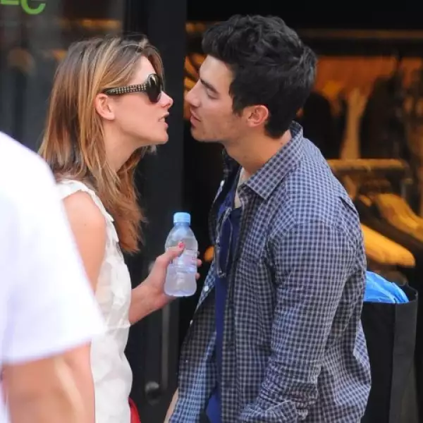 Joe Jonas conoció a Ashley Greene en el estreno de `Eclipse´ en Londres, donde surgió la chispa entre ellos y ahora llevan una relación llena de amor, a los dos les brillan los ojos cuando están juntos.