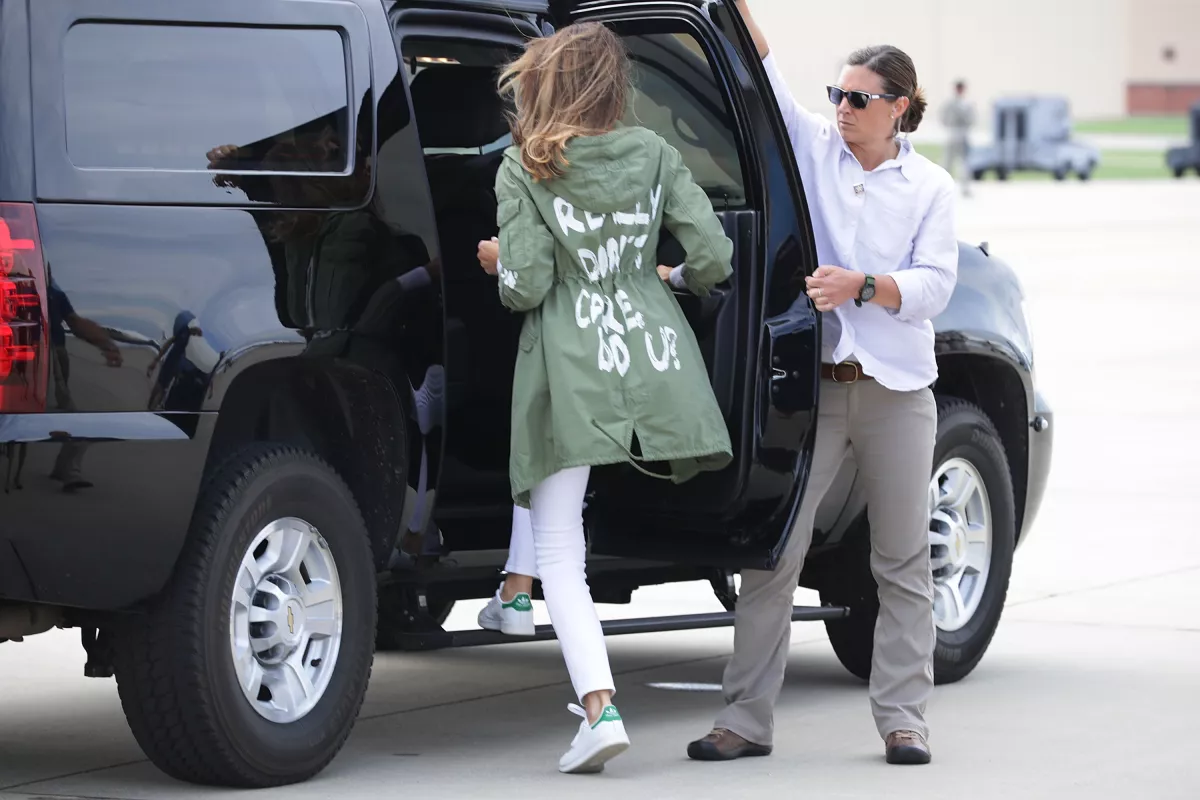 El desafortunado look que Melania eligió para su visita a niños migrantes 
