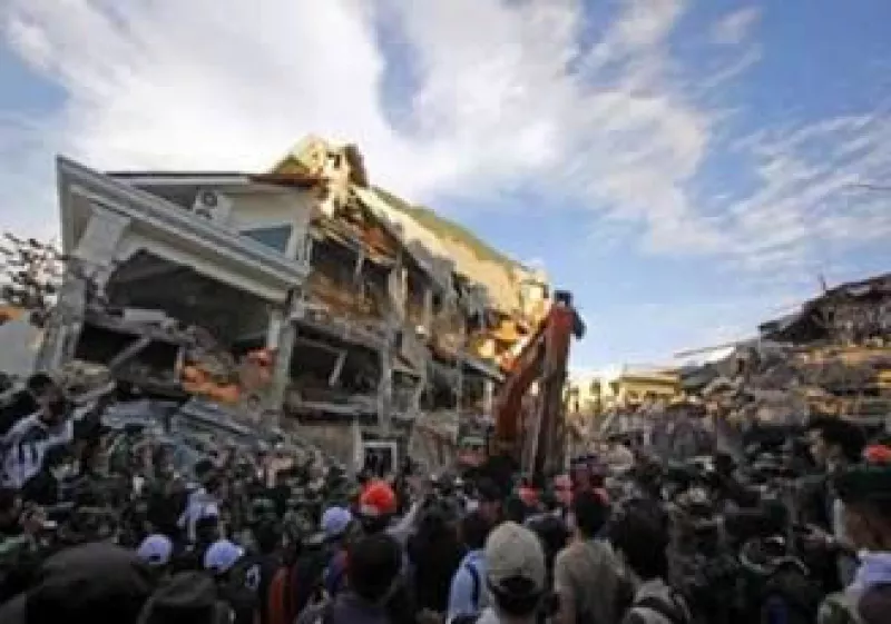 El Hotel Ambacang colapsó con el sismo de magnitud 7.6. (Foto: Reuters)