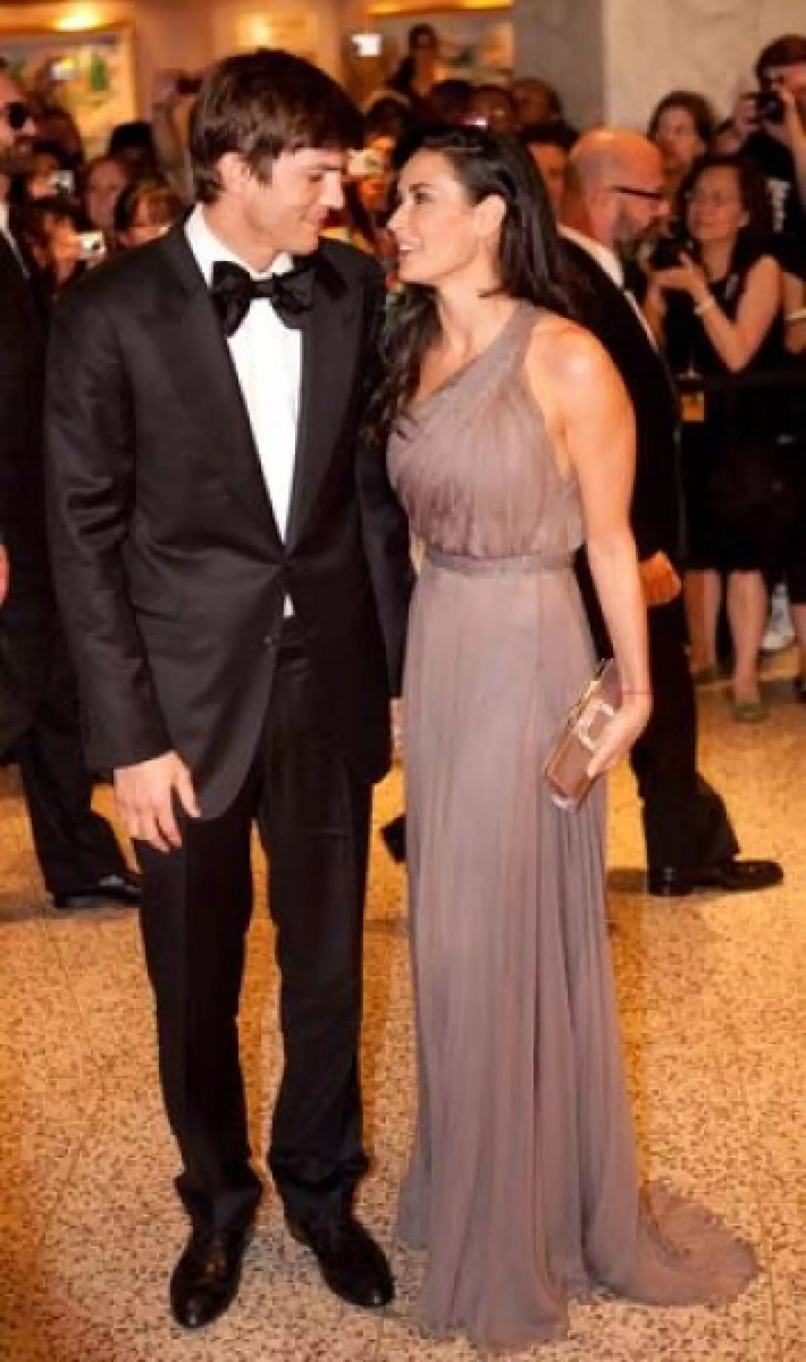 Los que llamaron la atención por lo románticos que estaban, fueron Ashton Kutcher y Demi Moore.