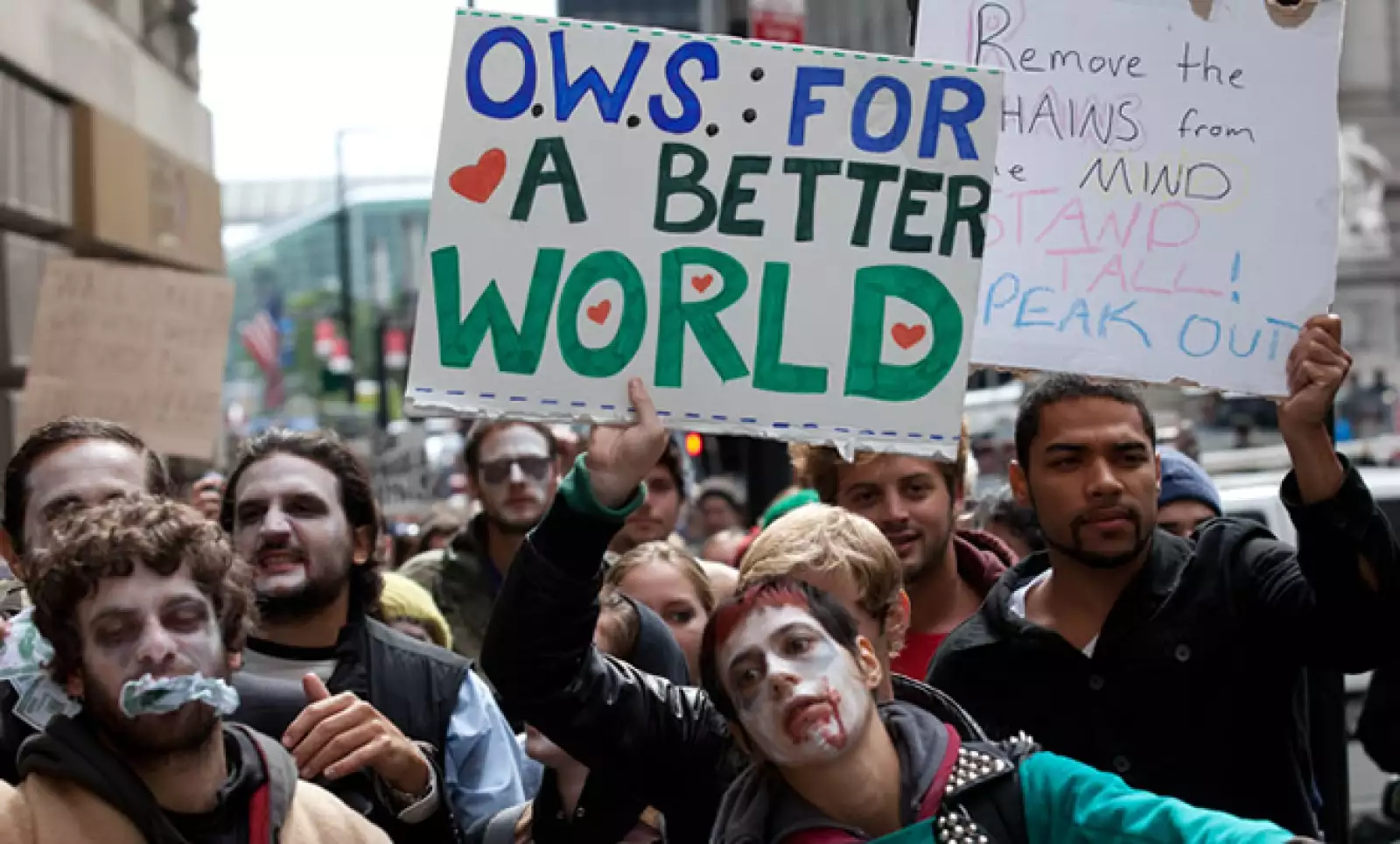 Los jóvenes denunciaron además la supuesta brutalidad policiaca de la que fueron objeto el fin de semana por parte de la Policía de Nueva York.