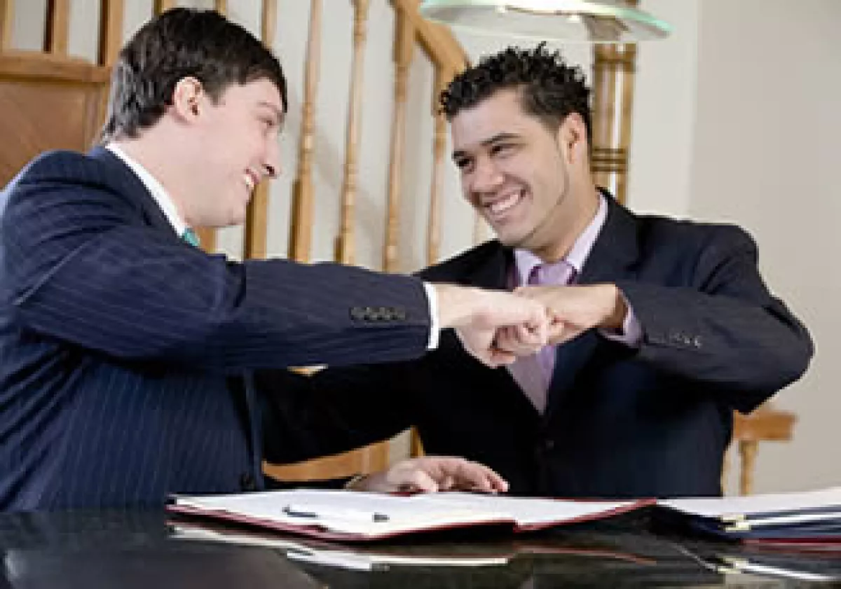 El ser humano, por su esencia social, no puede ni debe abstenerse de crear relaciones amistosas en el ámbito profesional. (Foto: Jupiter Images)