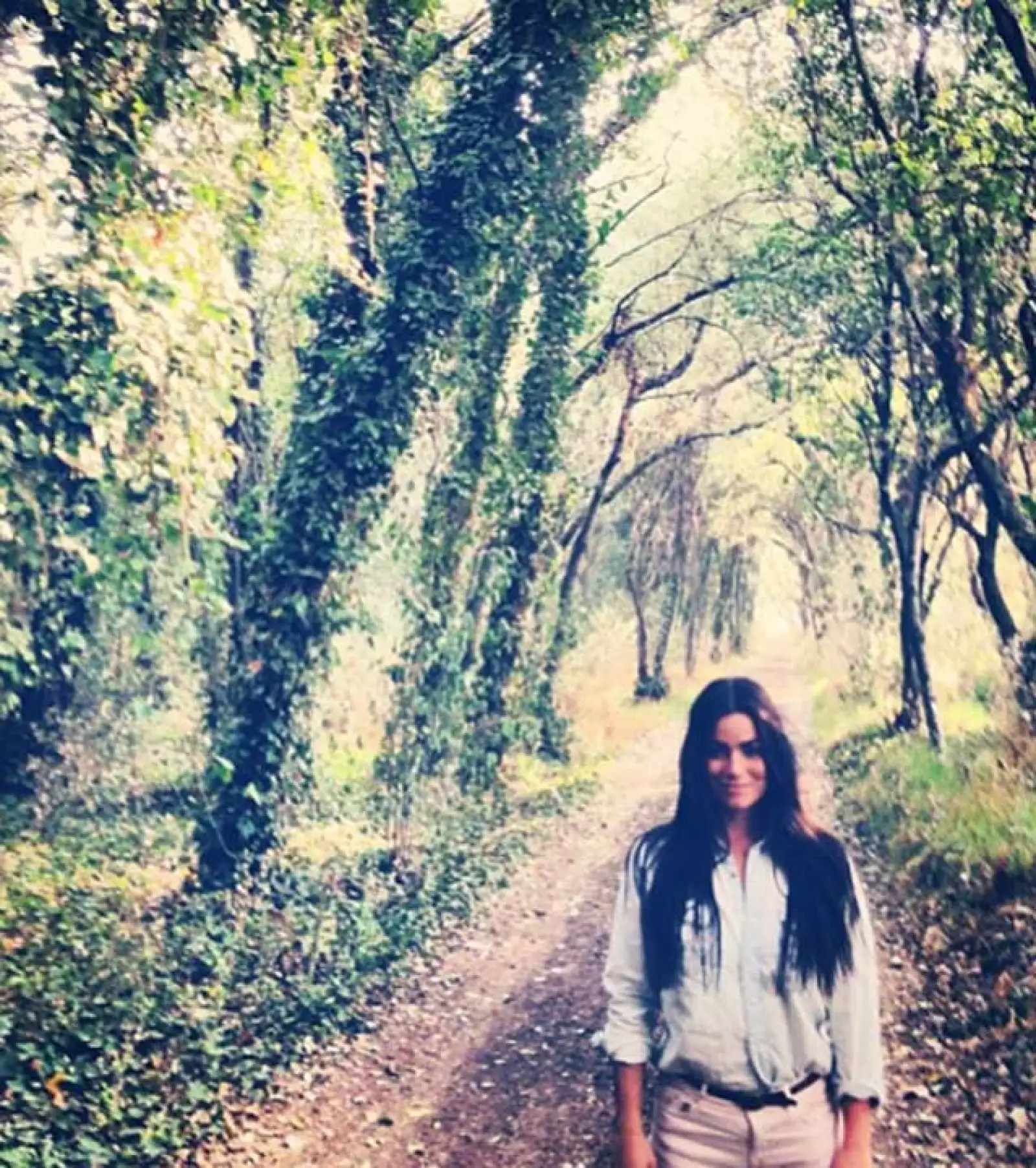 Para resolver la famosa pregunta `¿Qué me pongo?´, Victoria lo resuelve en una blusa, jeans... y ella los luce más que bien.