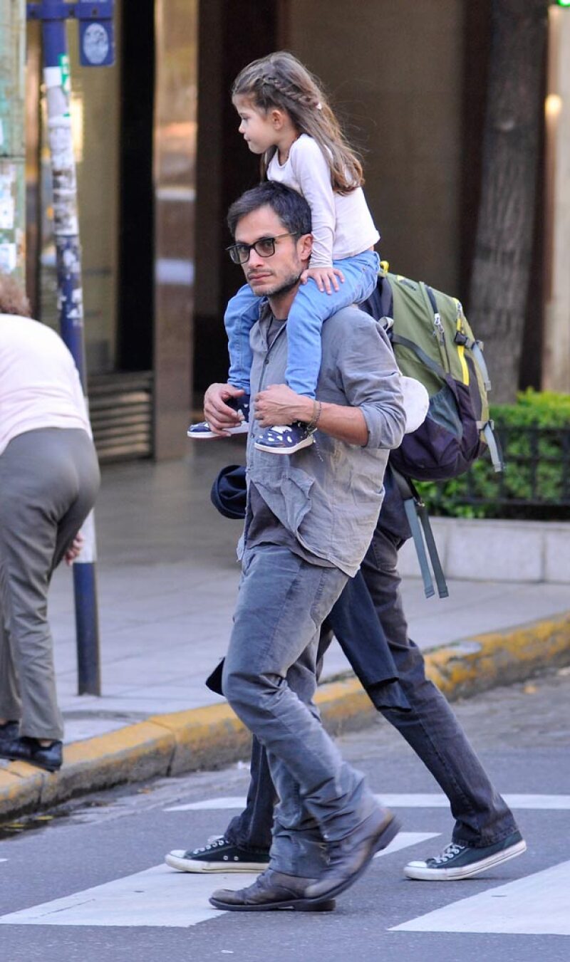 ¡Qué tiernos! El actor fue captado jugando con su hija menor, después de recogerla en la escuela en Buenos Aires.