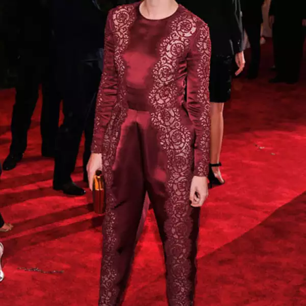 Para la edición 2013 de la gala Met Kristen lució un jumpsuit de Stella McCartney.