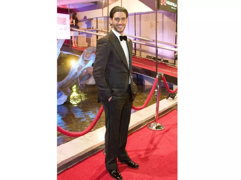 Regresando de su luna de miel, el actor tenía planeado mudarse con su esposa a Estados Unidos, pero Mapat lo disuadió para interpretara a Iker en la novela que sustituye a Teresa.