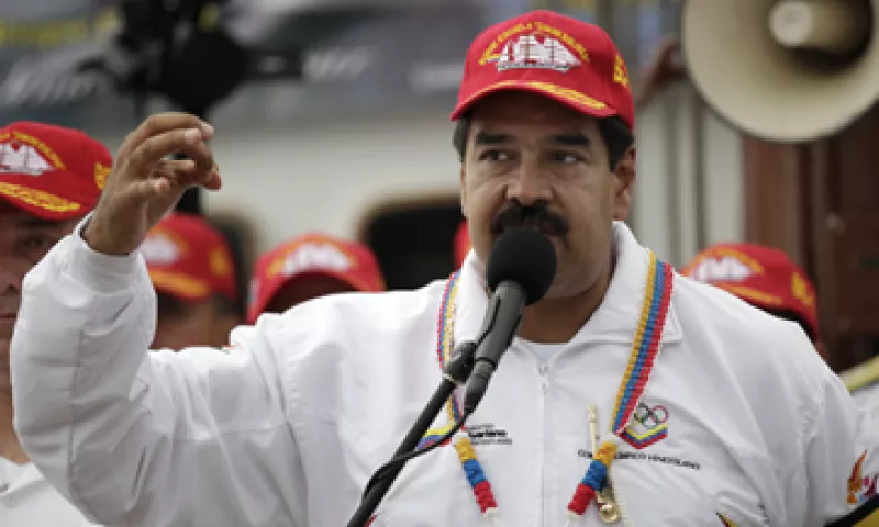 Maduro se defiende asegurando que su Gobierno es víctima de un complot económico de especulación y acaparamiento. (Foto: AP)