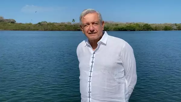 El presidente en las costas de Sinaloa y Nayarit.jpg