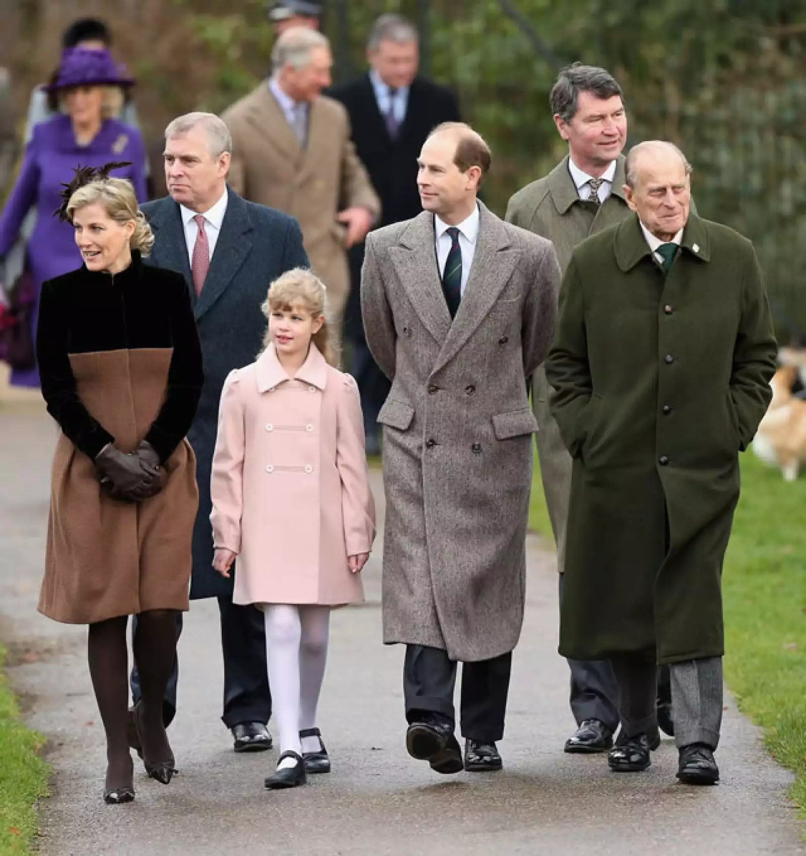 Sophie, condesa de Wessex; el príncipe Andrew, Duque de York; Lady Louise Windsor; príncipe Edward de Wessex; Sir Timothy Laurence y el príncipe Felipe, Duque de Edimburgo.