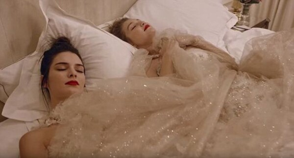 Las modelos dejaron ver como es que la pasan durante una sleepover.