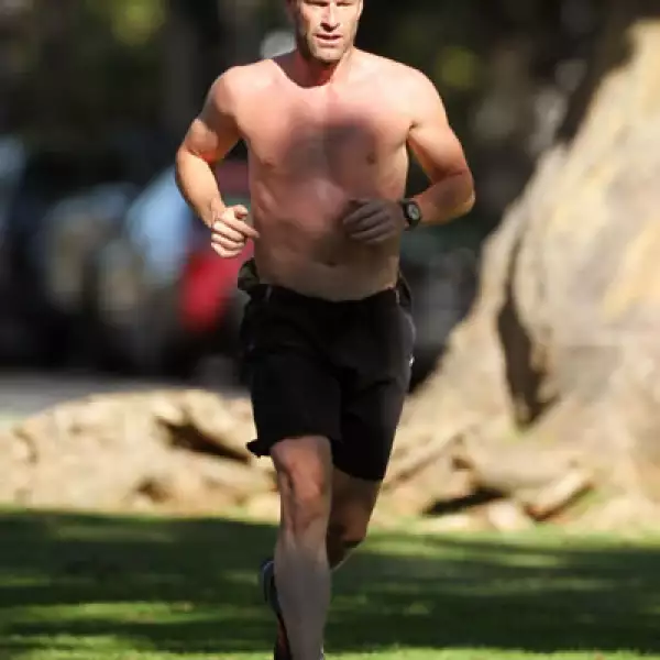 Aaron Eckhart hace ejercicio sin camisa por Santa Monica, California.