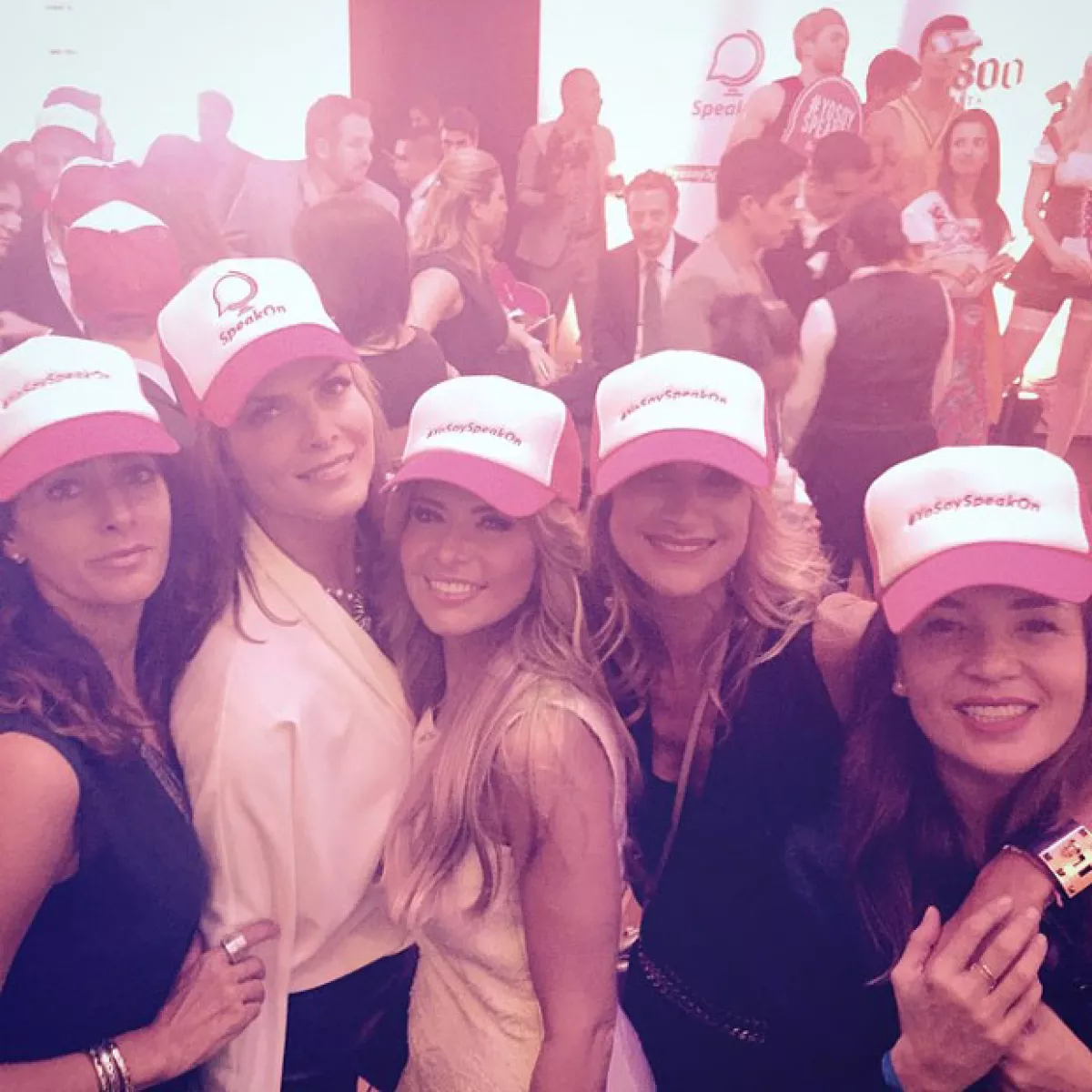La guapa conductora disfrutó de la fiesta de lanzamiento al lado de sus amigas, entre ellas Yolanda Andrade, con quien introdujo la app a la socialité mexicana.