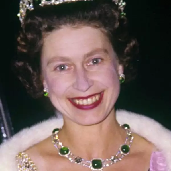 Durante su visita oficial a Nueva Zelanda en 1963, Elizabeth II combinó sus brillantes esmeraldas de Cambridge con su diadema `Vladirmir´, la cual originalmente pertenecía la gran duquesa Elena Vladimirovna de Rusia.