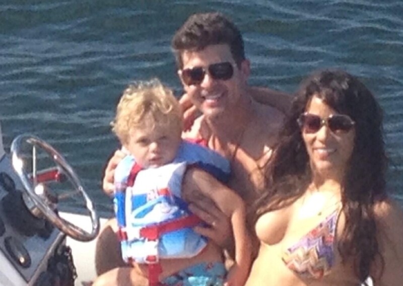 Apenas el día de hoy Thicke compartió en su Twitter esta fotografía de sus vacaciones en familia.