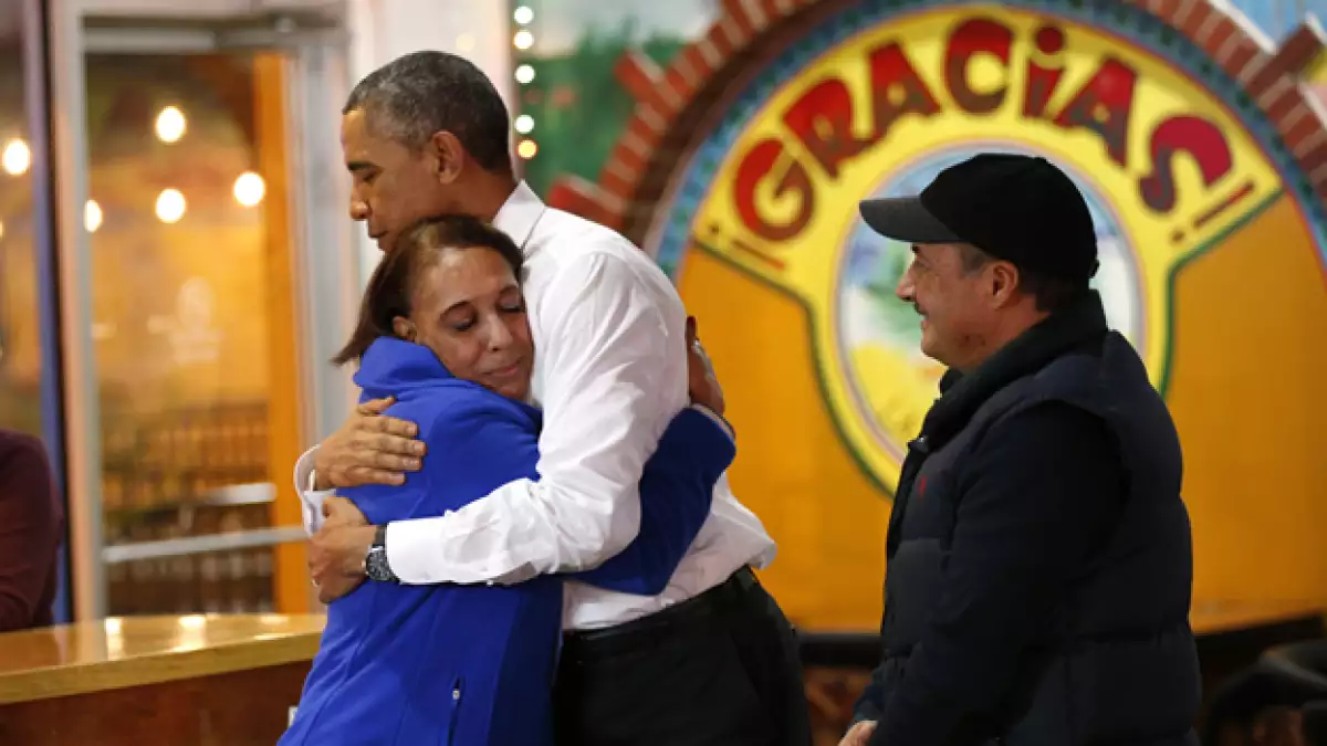 El presidente de Estados Unidos Barack Obama abraza a la dueña de un restaurante mexicano en Nashville, Tennessee