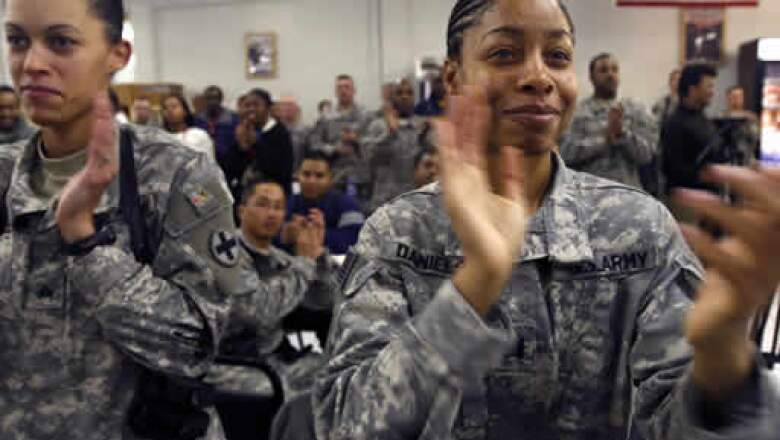Soldados estadounidenses en su base de Kabul aplaudieron de pie la asunción del afroamericano.