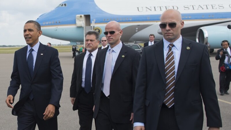 barack obama acompañado de miembros del servicio secreto