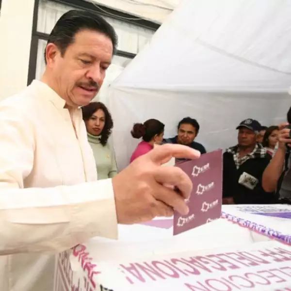 El coordinador de los senadores del PRD, Carlos Navarrete Ruiz, acudió a votar en la colonia Narvarte, al sur de la ciudad de México.