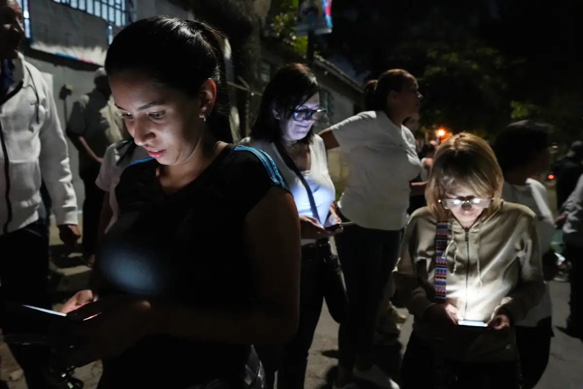 Los partidarios del candidato presidencial de la oposición venezolana Edmundo González buscan noticias sobre los resultados de las elecciones durante las elecciones presidenciales de Venezuela, en Caracas, Venezuela, el 28 de julio de 2024.
