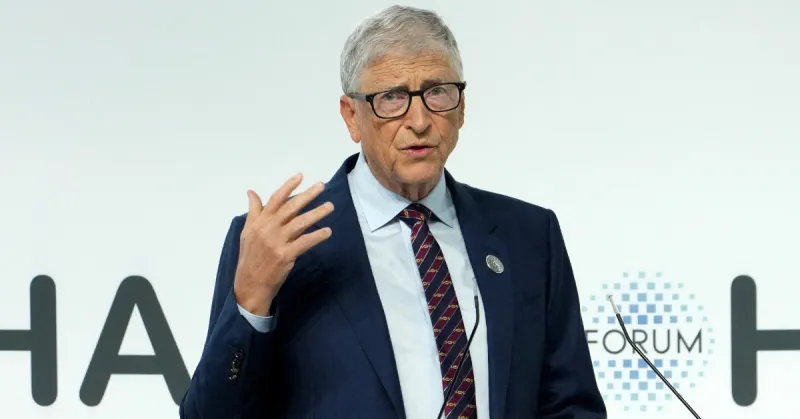 Imagen de Bill Gates pronunciando un discurso ante la audiencia en la inauguración del Foro de Doha, en Catar, el 6 de diciembre de 2025.