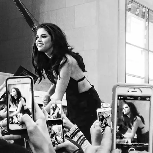 Selena Gomez sigue promocionando su nuevo disco y nos presume el éxito que ha tenido en sus últimas presentaciones.
