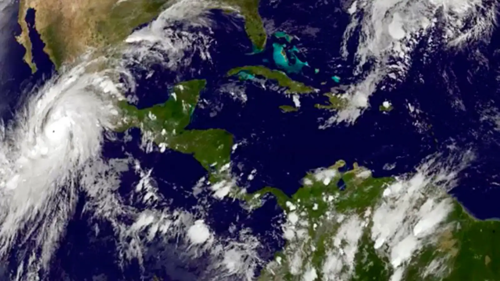 En octubre el huracán Patricia azotó con intensos vientos y lluvias Jalisco, Nayarit, Colima y Michoacán causando daños en ciudades y centros turísticos. Aunque tuvo un impacto mucho menor al que se esperaba, su transformación fue calificada como histórica.