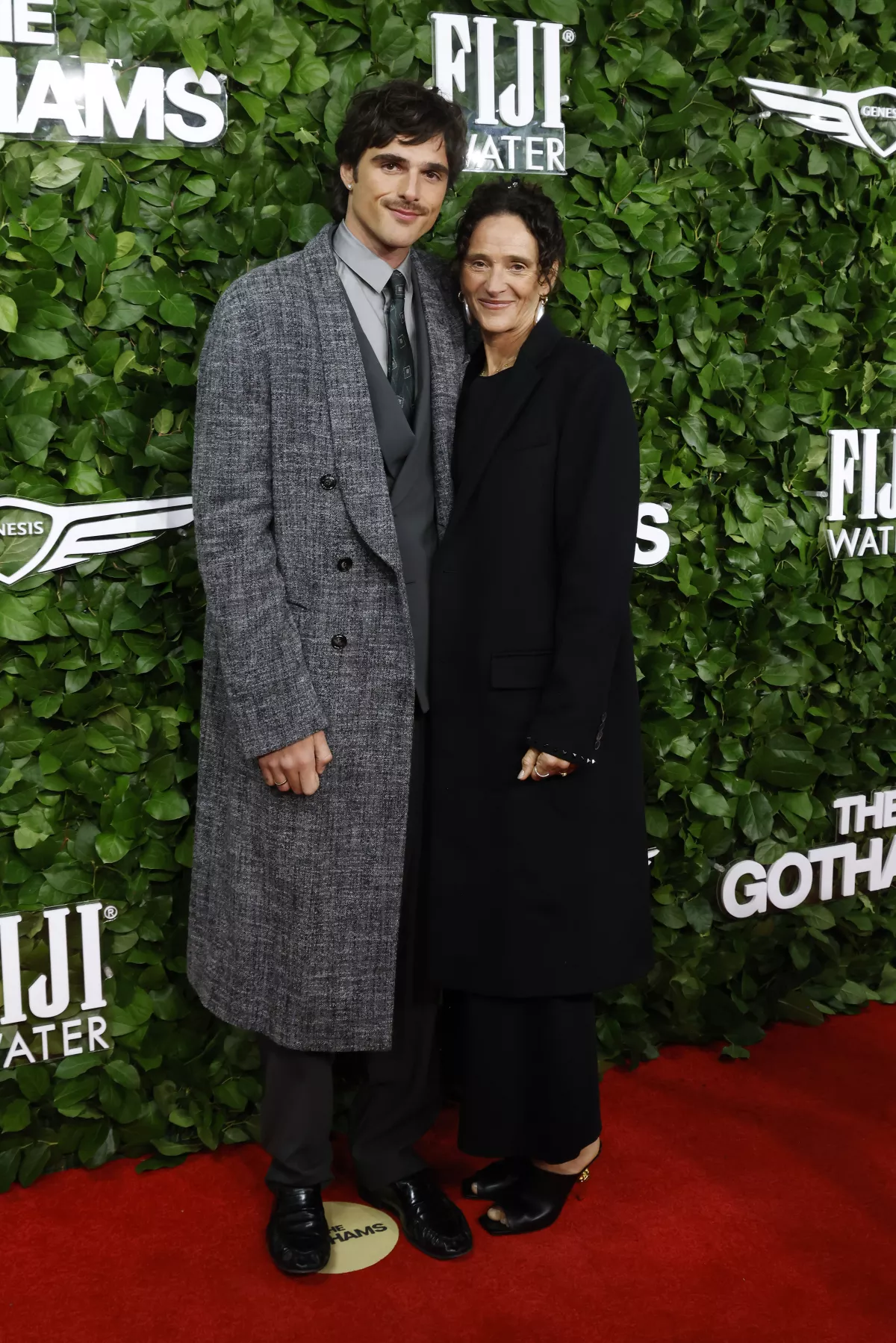 jacob-elordi-mama-alfombra-roja