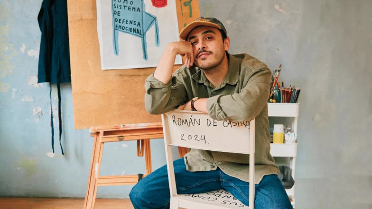 Foto del artista mexicano Román de Castro y sus obras.