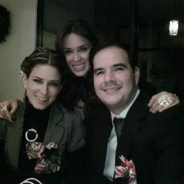 `Mi hermana, mi cuñado, mi próximo sobrin@ y yo les deseamos lo mejor! Ha sido una Navidad muy feliz! Amo a mi familia!´, escribió Jacky Bracamontes.