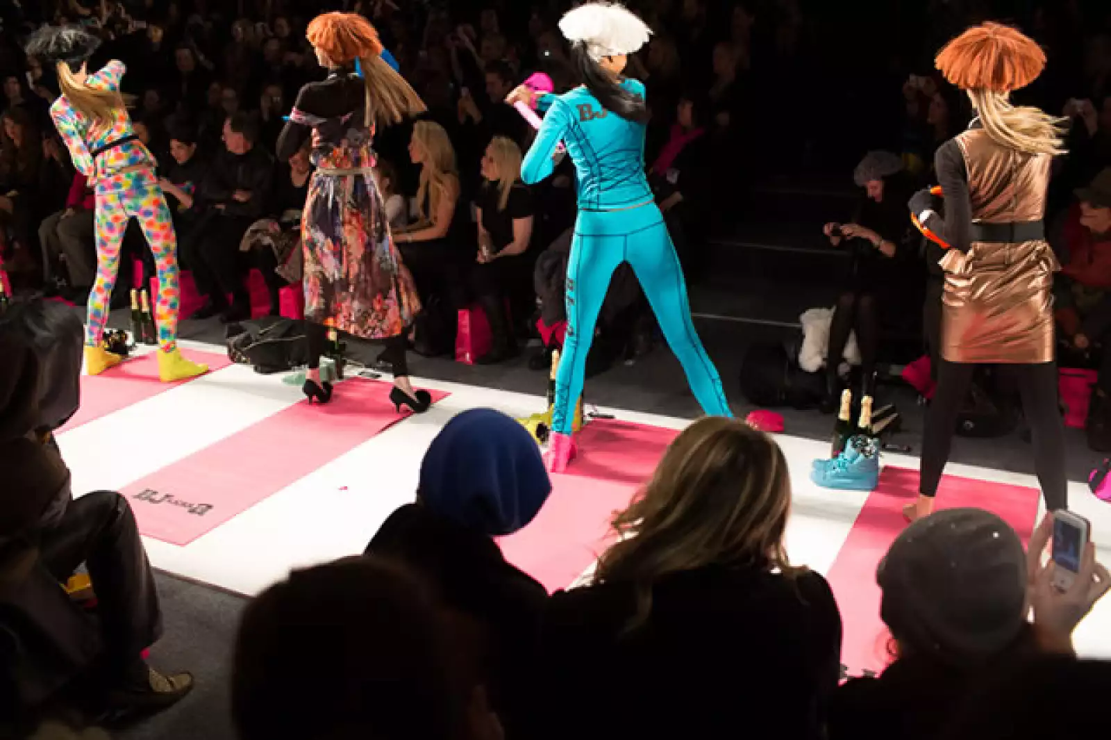 Colores encendidos y terminados metálicos se apoderaron de la pasarela.