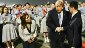 El presidente de los Estados Unidos, Donald Trump (C), es recibido por el vicepresidente de China, Han Zheng, al llegar al Aeropuerto Capital de Beijing en Beijing el 13 de mayo de 2026.