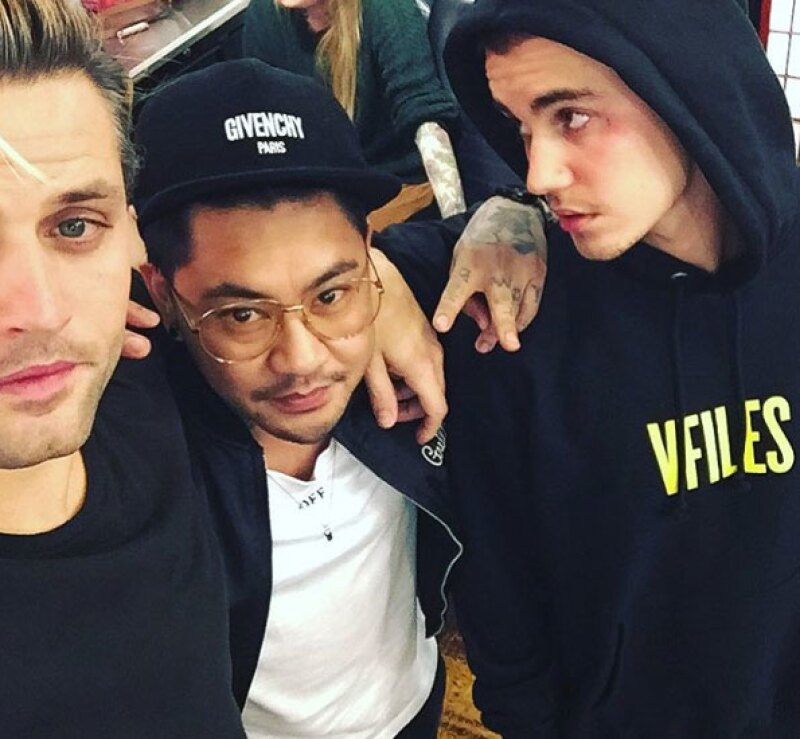 El cantante posó con el tatuador