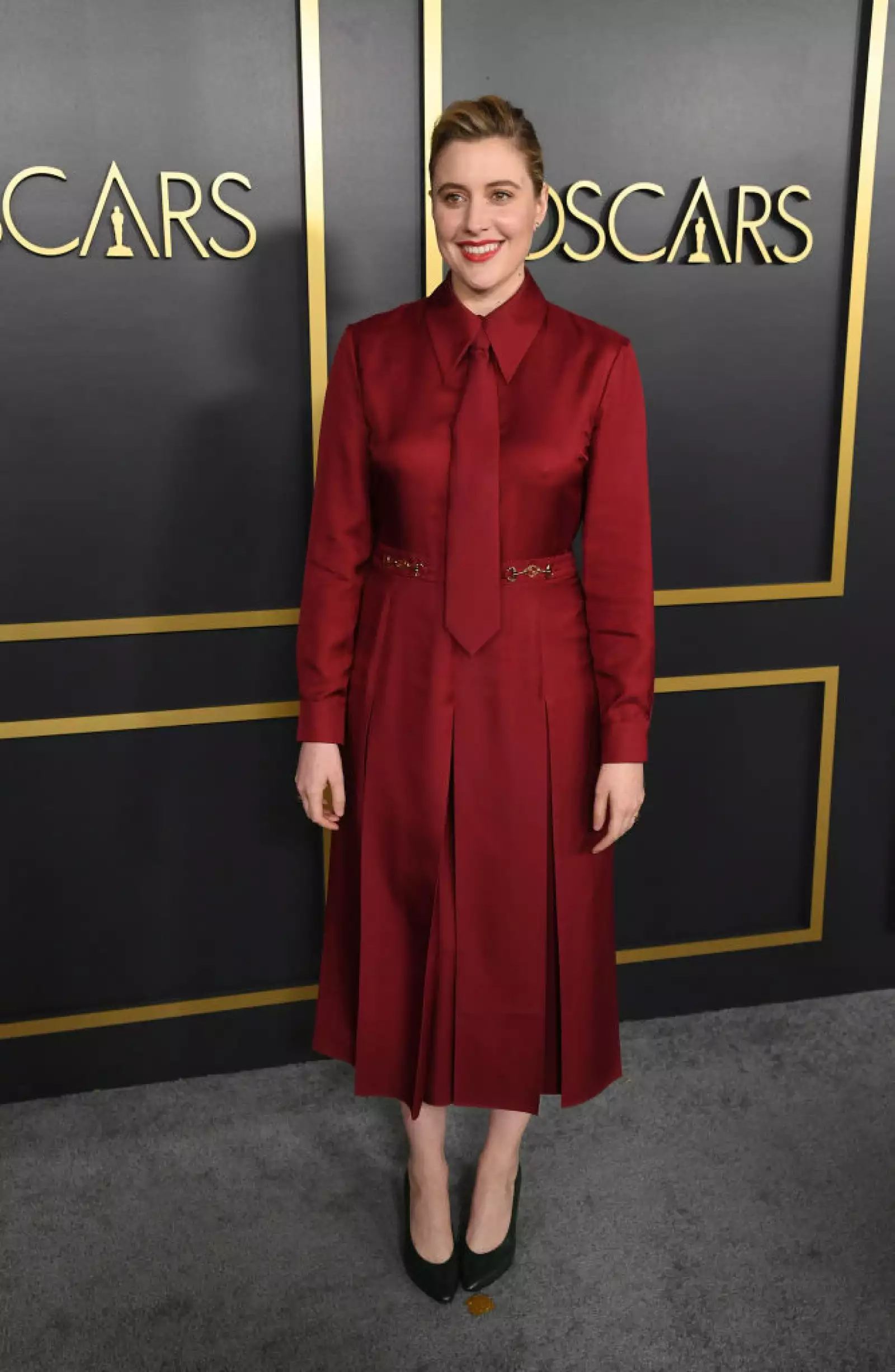 Greta Gerwig llevó la corbata a otro nivel con un Gucci look en color vino 