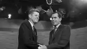 Los candidatos presidenciales John F. Kennedy y Richard Nixon se dan la mano después de su debate televisado del 7 de octubre de 1960. Los dos oponentes continuaron su debate después de que las cámaras se hubieran detenido.