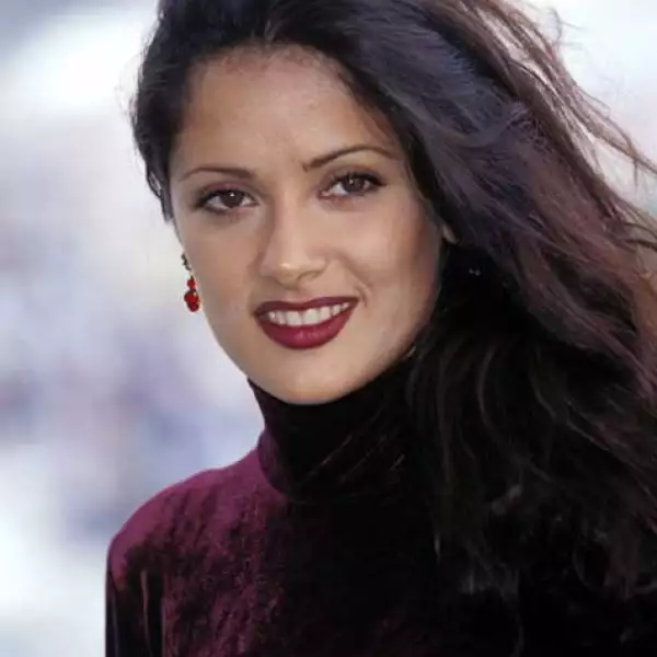 El cuello de tortuga no fue una buena elección ya que Salma tiene grandes atributos por tanto la hizo ver más llenita.