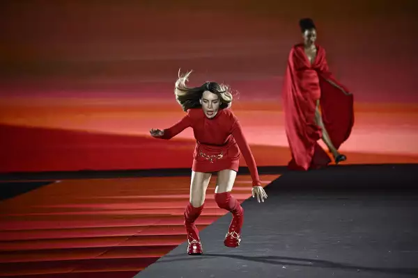 La caída de Belinda en la pasarela de L'Oreal en Paris Fashion Week