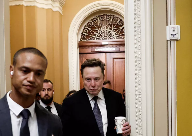 Elon Musk abandona la oficina del látigo de la minoría del Senado y del líder republicano electo del Senado John Thune (R-SD) después de una reunión en el Capitolio en Washington, EE. UU. 5 de diciembre de 2024