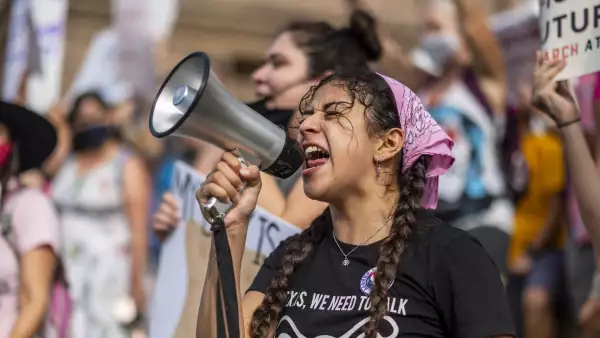 Joven con un megafono en una protesta contra la ley antiaborto de Texas