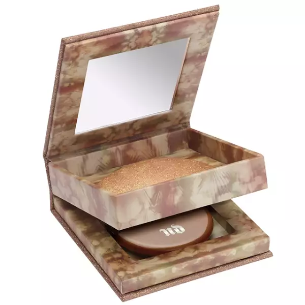 El Naked Illuminated Pressed Powder de Urban Decay le dará a tu cara y a tu cuerpo un sofisticado brillo y un terminado súper sexy. sephora.com.mx. 515 pesos.