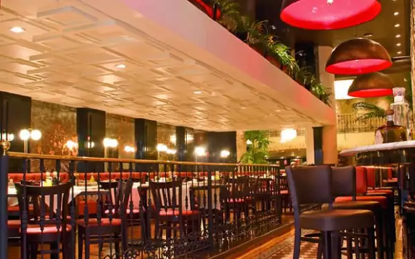 Hay zonas para grandes grupos, ver el futbol o estar en pareja.