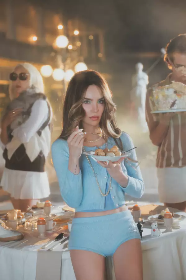 Belinda en su video de ‘Heterocromía’