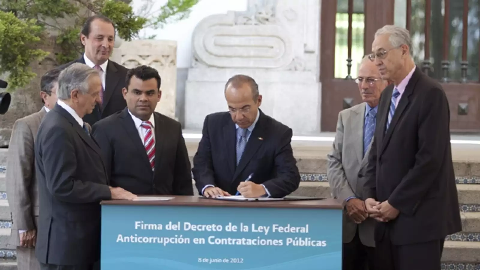 calderon firma con la izquierda